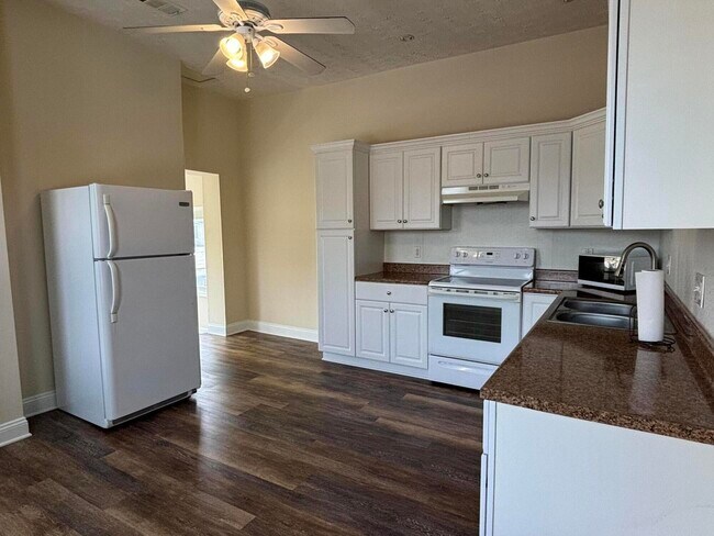 Building Photo - 35 Ash St