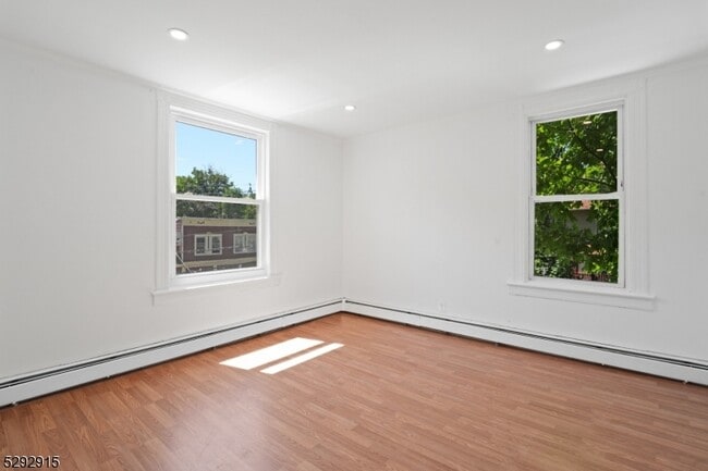 Building Photo - 86 Maple Ave