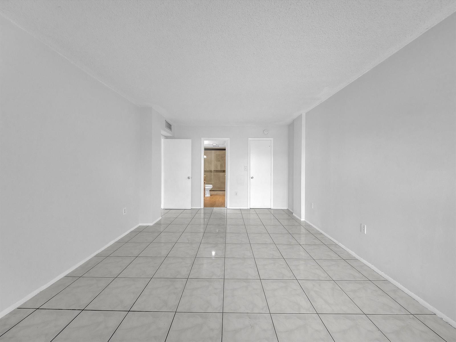 Building Photo - 4156 Inverrary Dr