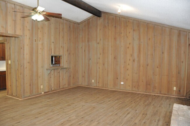 Building Photo - 2 Bedroom 1 Bath 1 Car Garage in Heart of ...