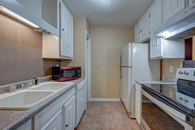 Building Photo - 10047 Westpark Dr