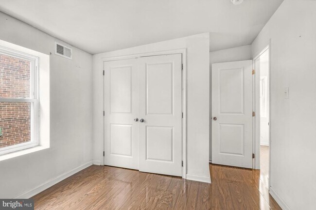 Building Photo - 1631 W Girard Ave