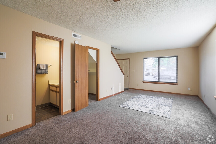 Primary Photo - Cross Creek Apartments and Townhomes