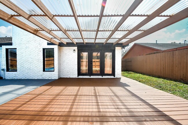 Building Photo - 5850 Duxbury St