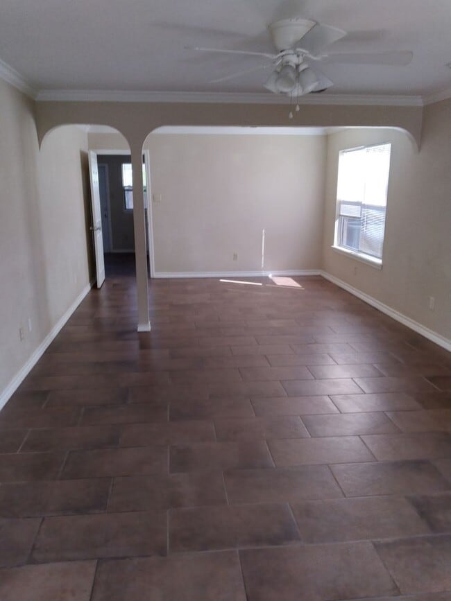 Building Photo - 4 bedroom 2.5 bathroom