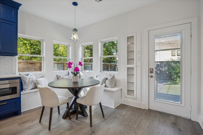 Building Photo - 515 E 9th St