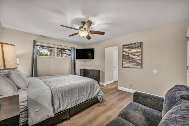 Building Photo - 1490 Foster Dr