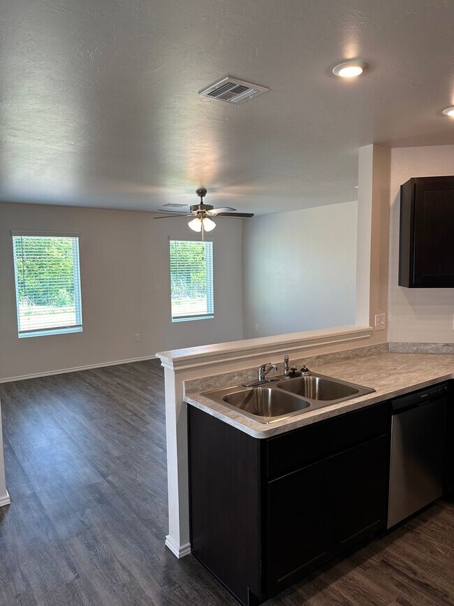 Building Photo - Three Bedroom | Two Bath Home in Shadow Valley