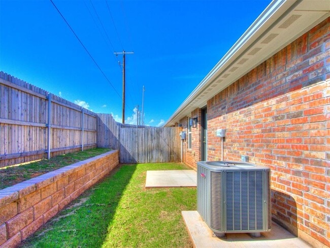 Building Photo - 616 Maleah Pl