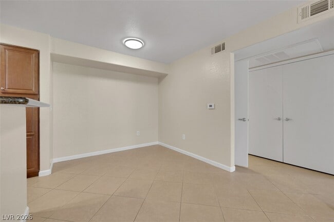 Building Photo - 555 E Silverado Ranch Blvd
