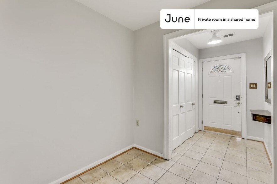 Building Photo - Room in Shared 7 bed/4 bath home in Southwest Waterfront