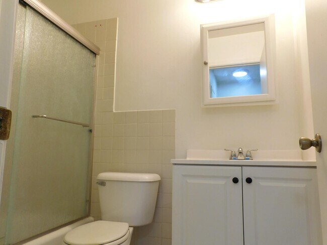 Building Photo - 4186 E Ashlan Ave