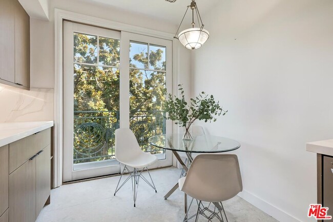 Building Photo - 430 N Oakhurst Dr