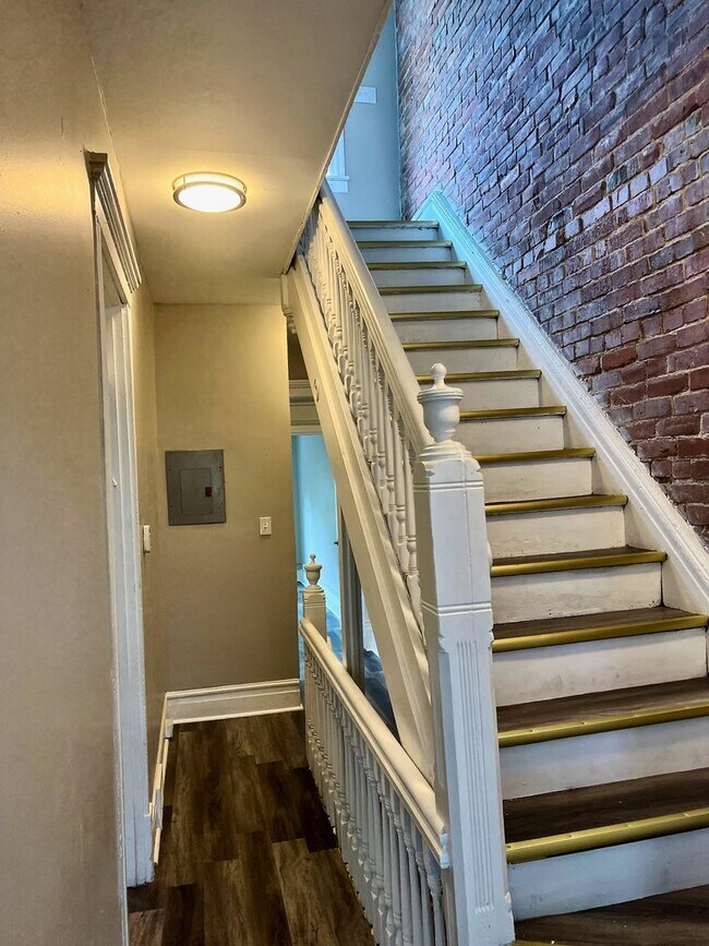 Building Photo - *** Apartment in South Oakland * Spacious & Renovated * Pet Friendly * Walk to Pitt * Exposed Bri...