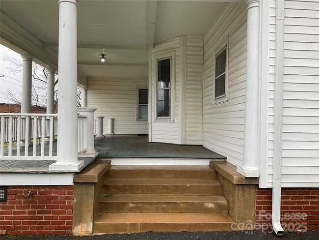 Building Photo - 409 N Main St