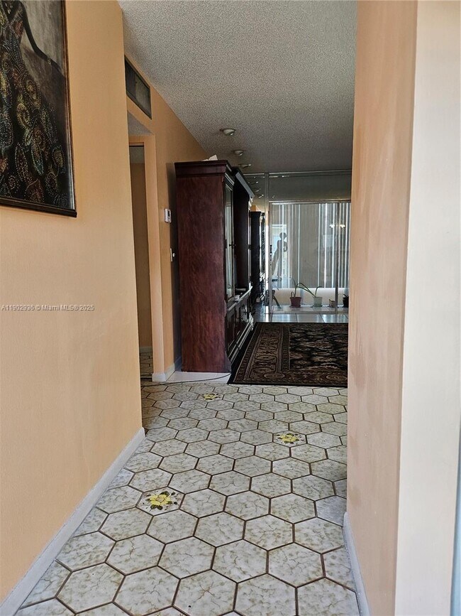 Building Photo - 5121 W Oakland Park Blvd
