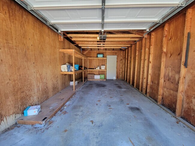 Building Photo - 1605 Lyndhurst Dr