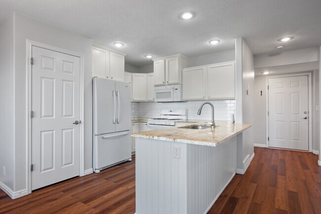 Building Photo - 1376 Alpine Way