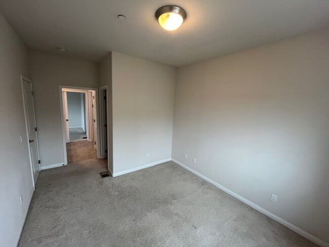 Building Photo - 877 Humbert Ave