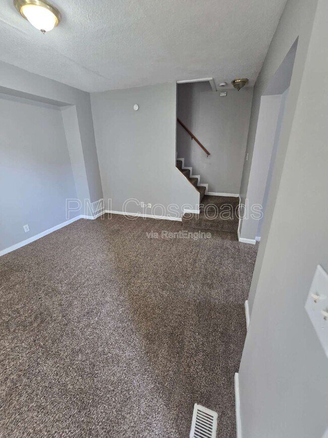 Building Photo - 153 S Cypress Ave