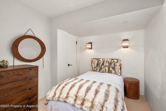 Building Photo - 706 E Hyman Ave