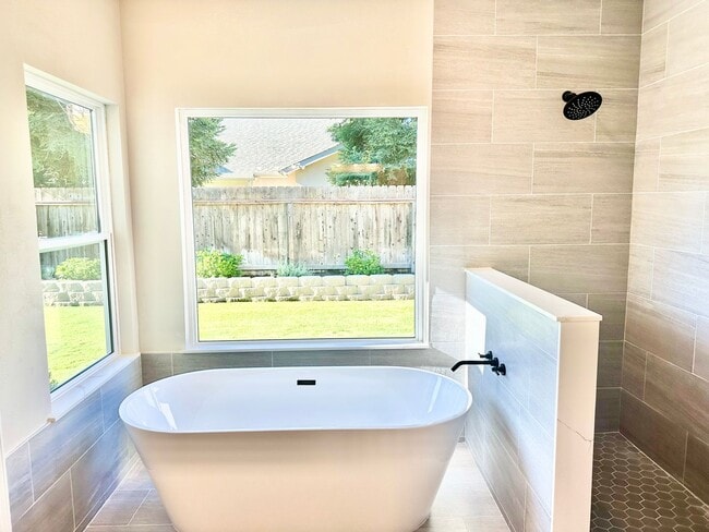 Building Photo - Updated North Fresno 3/2