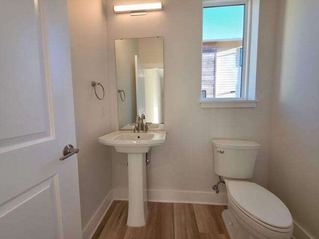 Building Photo - FOR RENT 3 bed, 3.5 bath, 3 level brand new condo