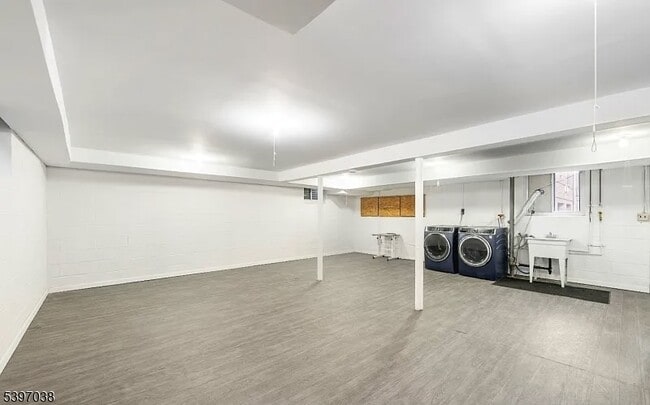 Building Photo - 85 Troy Dr