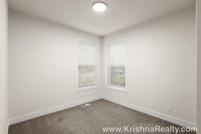 Building Photo - 4227 SE Reed Dr