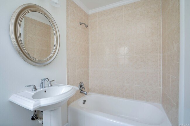 Building Photo - 10 Old Westbury Rd