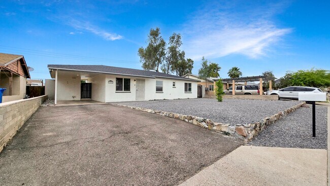Building Photo - Gorgeous Remodel in Desirable North Central Phoenix Neighborhood