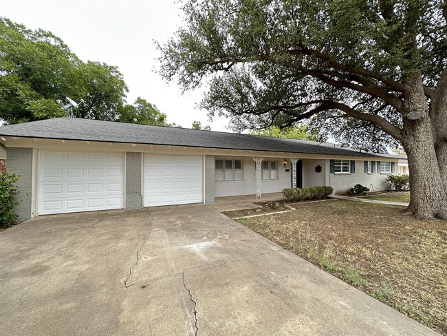 Primary Photo - 2814 W Dengar Ave