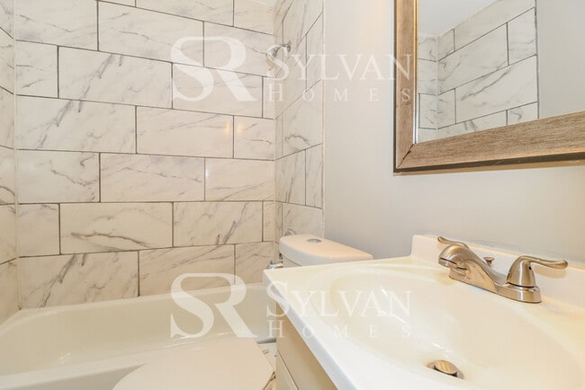 Building Photo - Enjoy low-maintenance living in this 2 bedroom, 1.5 bathroom townhome