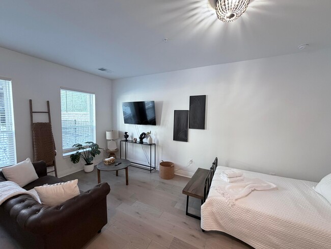 Building Photo - 6640 Mooney St