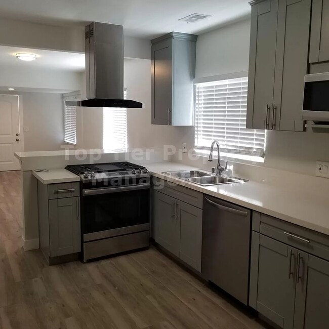 Building Photo - ***Remodeled, Charming 2 bed / 2 bath Bung...