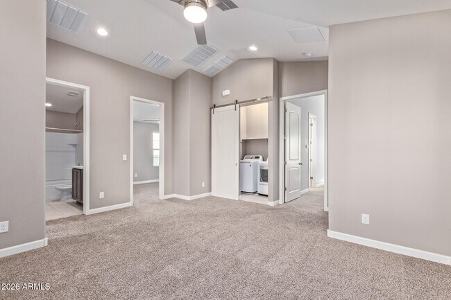 Building Photo - 3059 N 33rd Pl