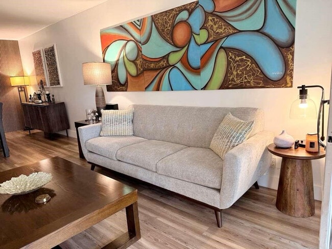 Building Photo - 2651 S Palm Aire Dr