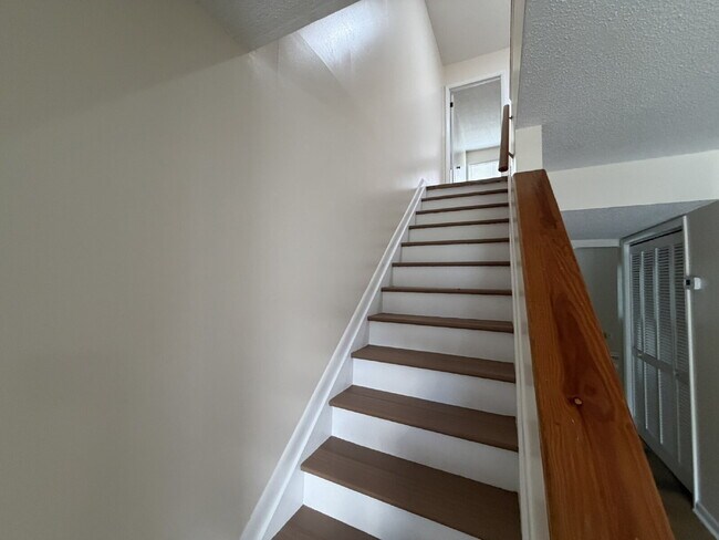 Building Photo - Townhouse for Rent