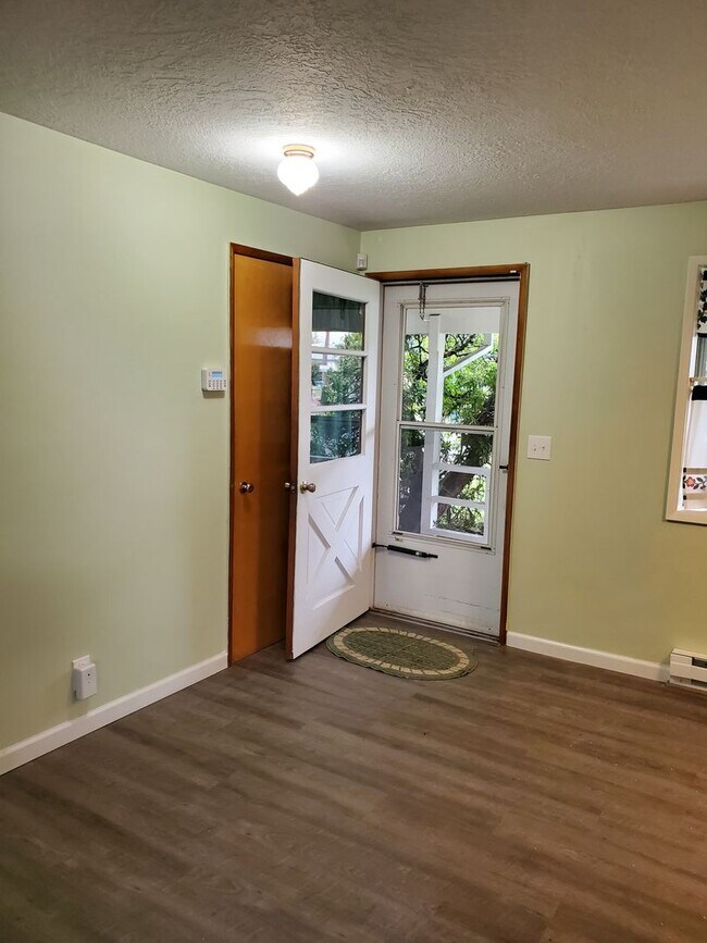 Building Photo - 3bd/1.5ba Completely Remodeled House with ...