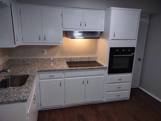 Building Photo - 4707 Wellborn Dr