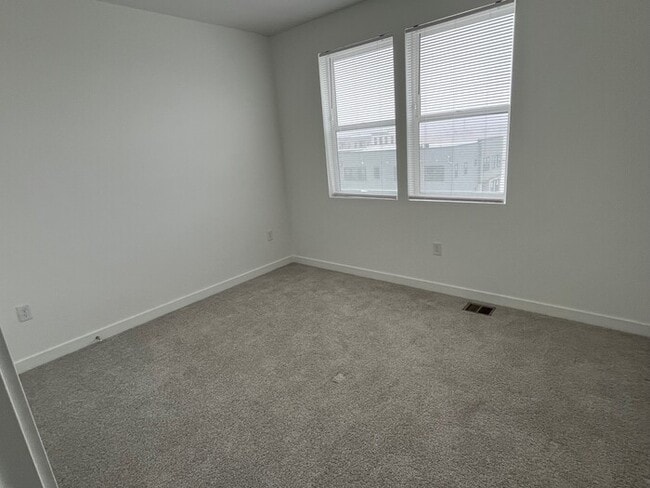 Building Photo - Modern 3-Bedroom Condo in Adventurous Daybreak!