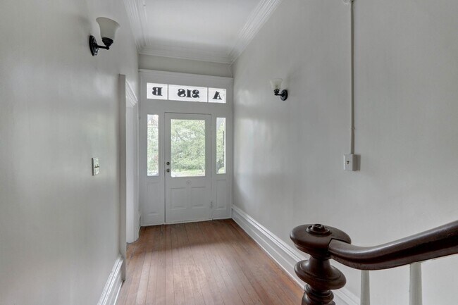 Building Photo - Large Two Bedroom Apartment - Lots of Hist...