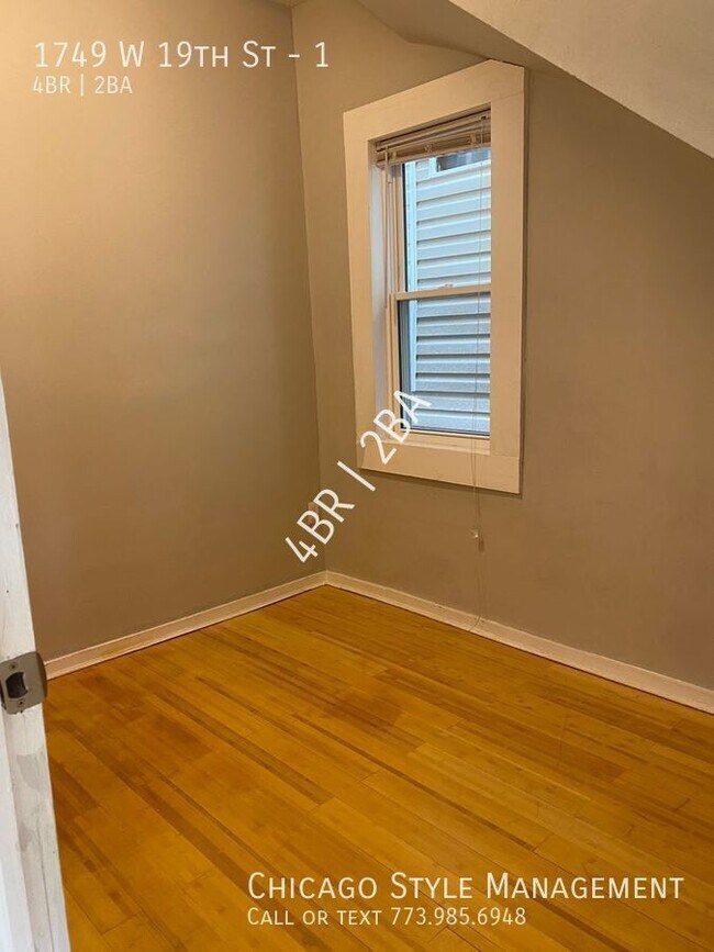 Building Photo - Duplex down in the heart of Pilsen! All th...