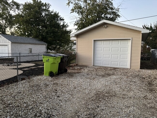 Building Photo - 921 W Purtscher Dr