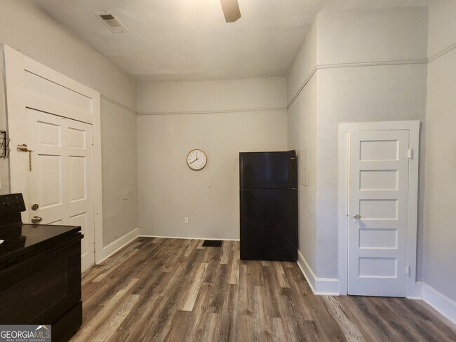 Building Photo - 917 Oakview Ave