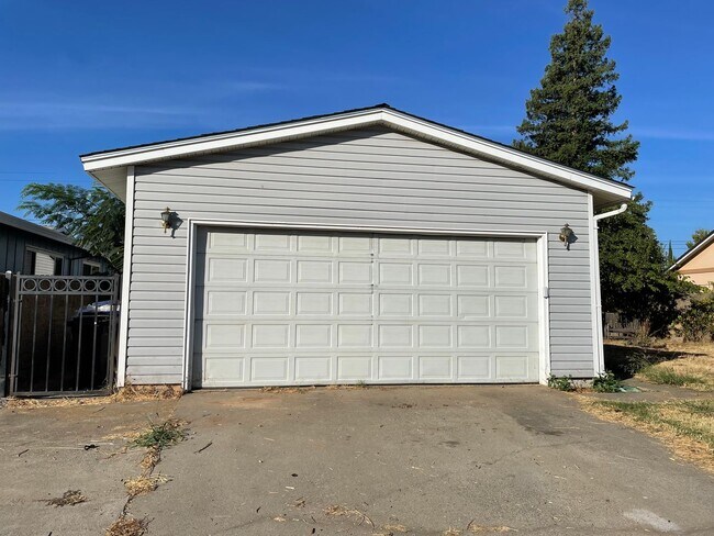 Building Photo - Charming 3-Bedroom Home with Fresh Interio...