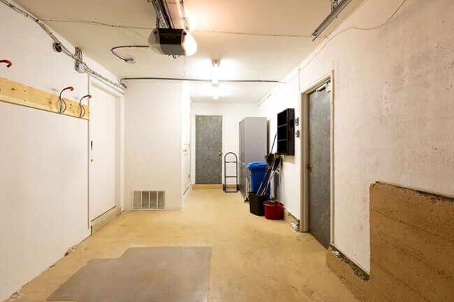 Building Photo - Beautiful Four bedroom, Two bathroom house...
