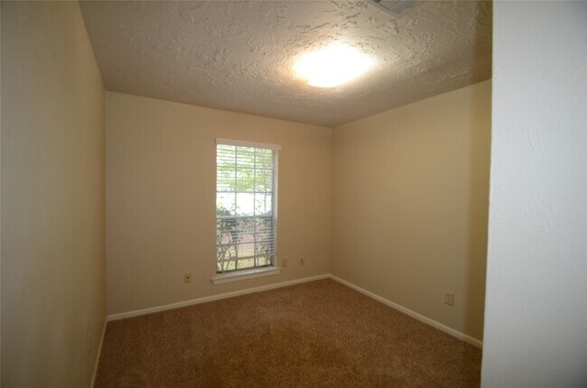 Building Photo - 56 Fallshire Dr