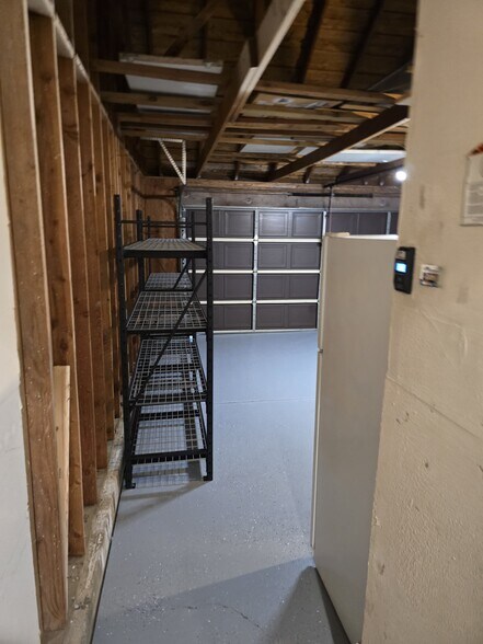 Building Photo - 544 Silver Lake Dr