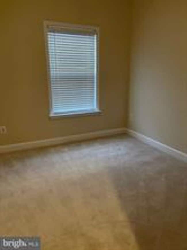 Building Photo - END UNIT TOWNHOUSE WITH 2 CAR GARAGE, 4 BEDROOMS AND 3.5 BATHS..FINISHED REC ROOM